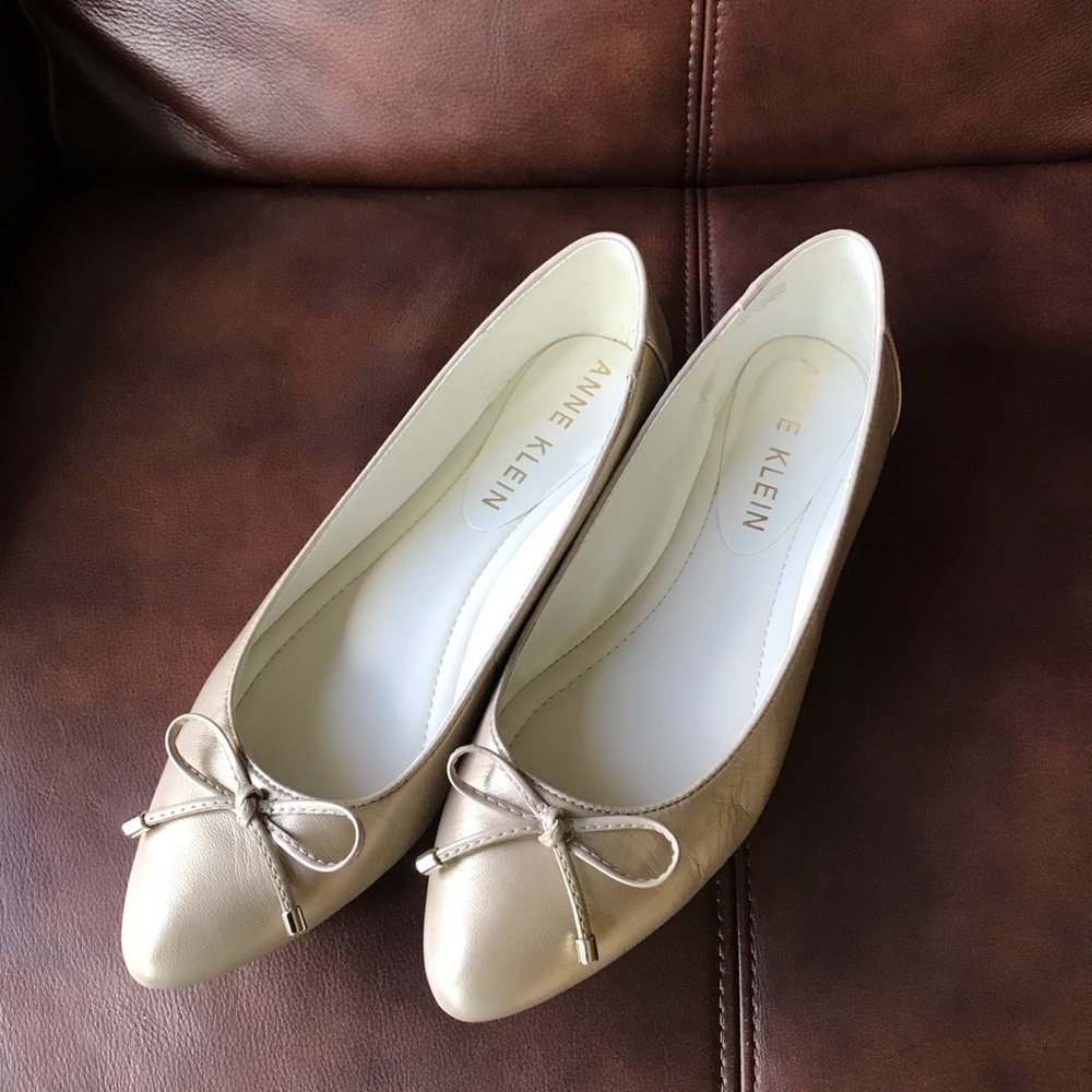 Anne Klein Women's metallic taupe leather Ballet Flats size 8.